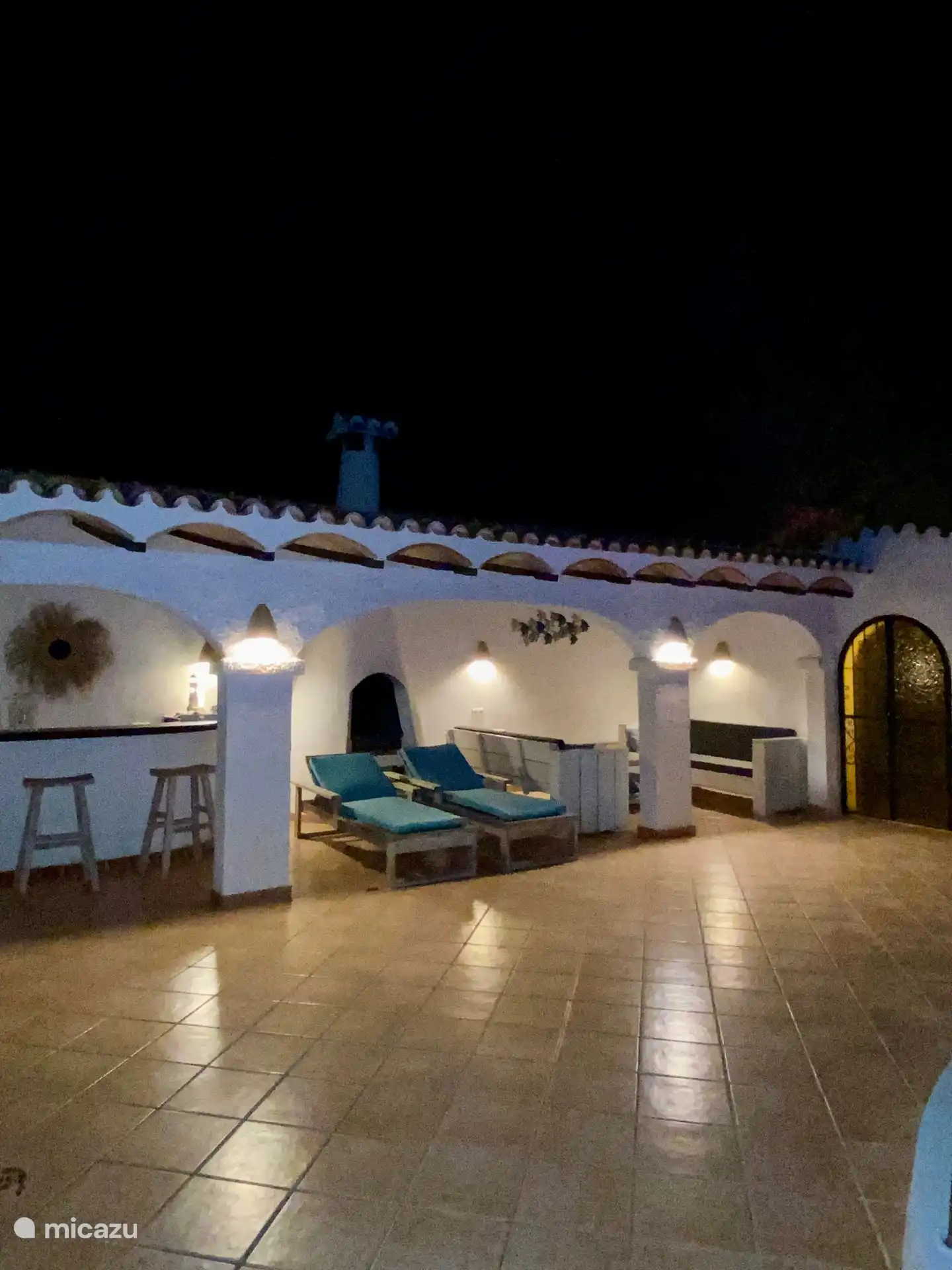 Terrasse mit Außenbeleuchtung für lange Sommerabende