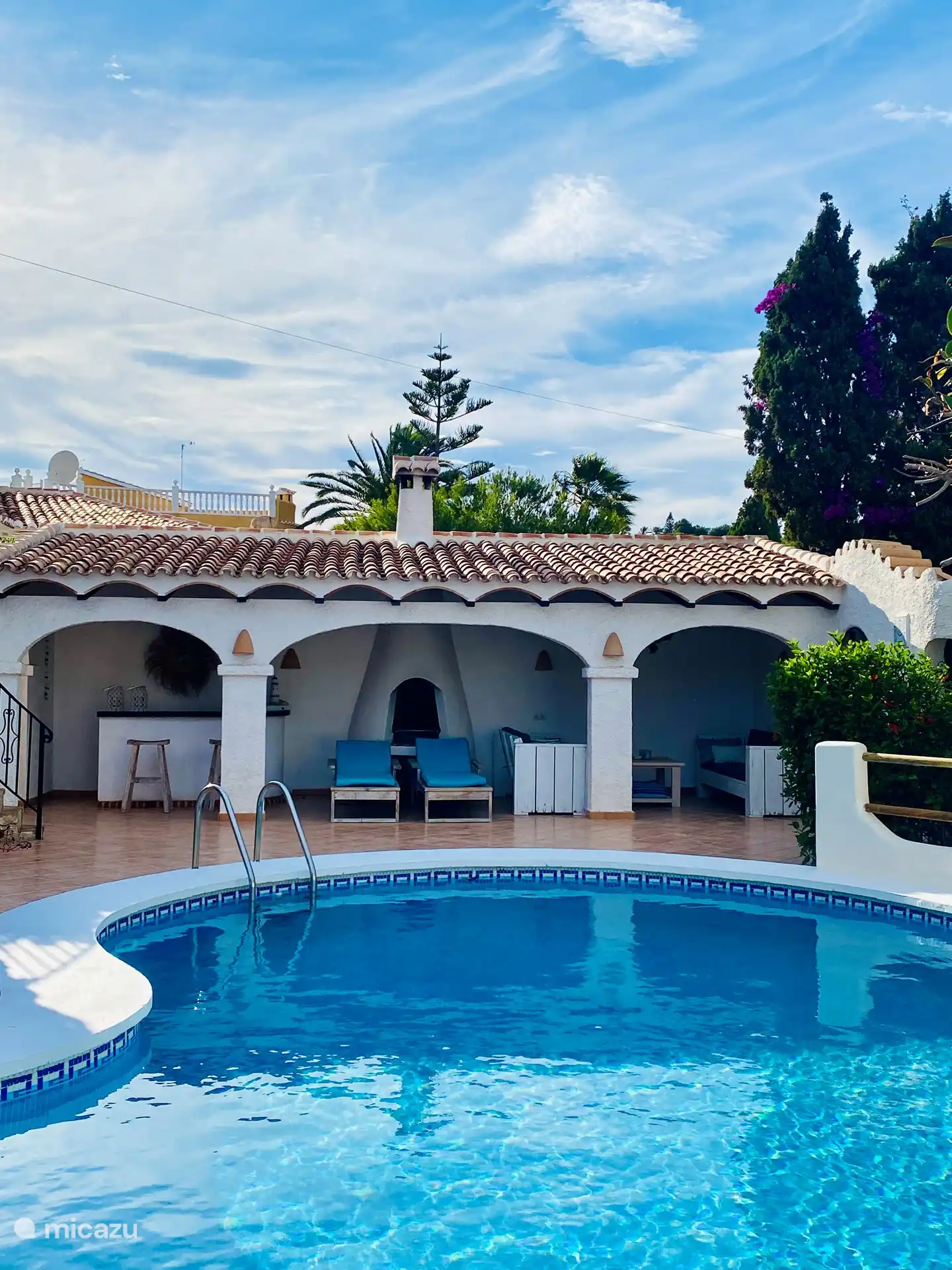 Blick vom Pool auf die Terrasse