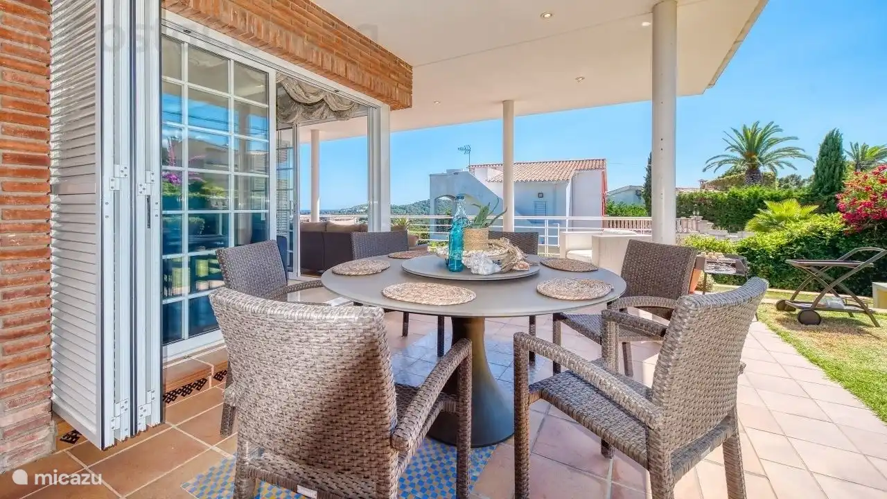 Villa moderna con piscina privada en una bonita zona tranquila