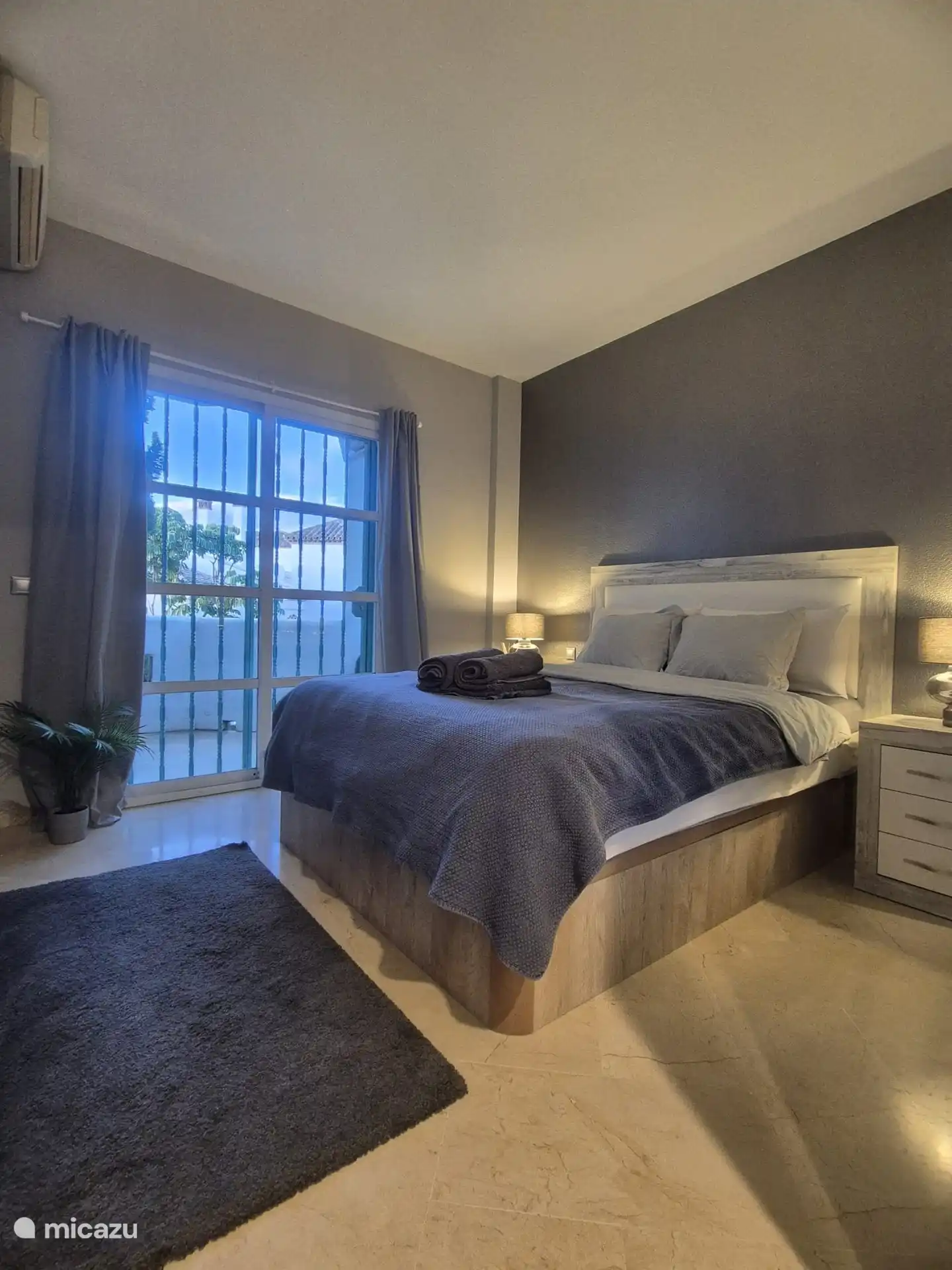 1. Schlafzimmer mit Doppelbett, spanische Größen.