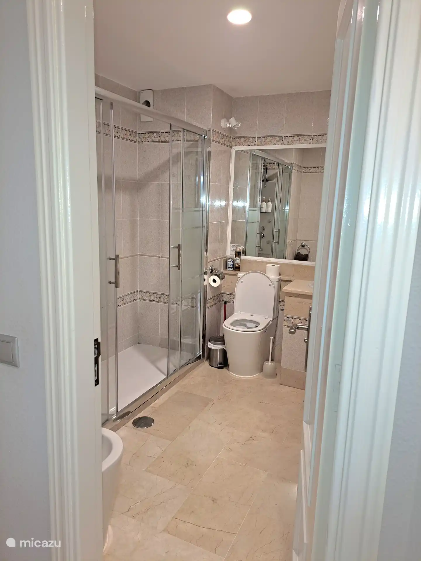 Badezimmer mit Duschkabine neben dem Hauptschlafzimmer