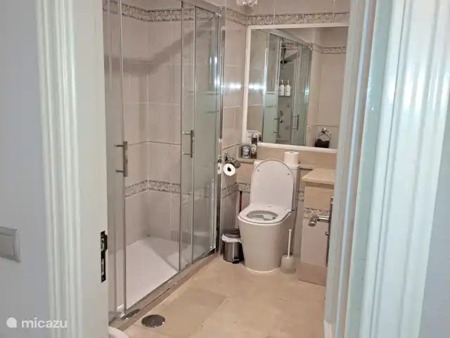 Vista al campo de golf - Casa Faja Lobi en España, Andalucía, Mijas - apartamento Cuarto de baño con cabina de ducha adyacente al dormitorio principal