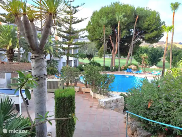 Vista al campo de golf - Casa Faja Lobi en España, Andalucía, Mijas - apartamento El jardín y la piscina