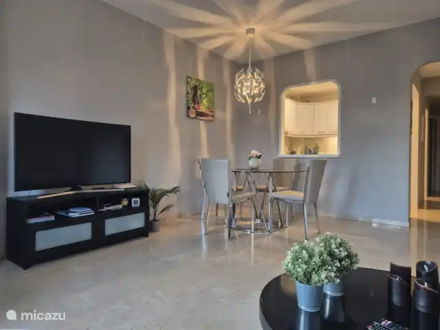 Vista al campo de golf - Casa Faja Lobi en España, Andalucía, Mijas - apartamento TV y mesa de comedor