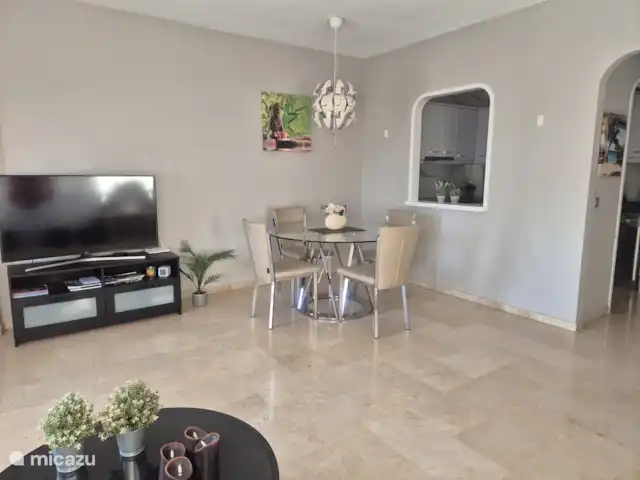 Vista al campo de golf - Casa Faja Lobi en España, Andalucía, Mijas - apartamento TV y mesa de comedor