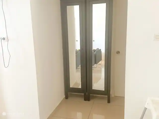 villa en Bonaire, Bonaire, Hato – villa perla Pasillo al baño y habitación con dos camas individuales.