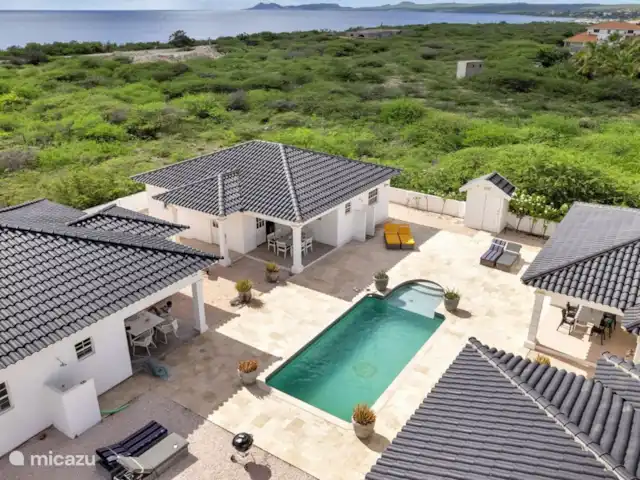 villa en Bonaire, Bonaire, Hato – villa perla Cuatro villas que rodean una piscina compartida hacen que esta villa se sienta como un resort.