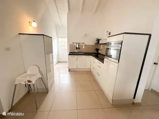villa en Bonaire, Bonaire, Hato – villa perla Cocina con congelador y frigorífico, lavavajillas.
