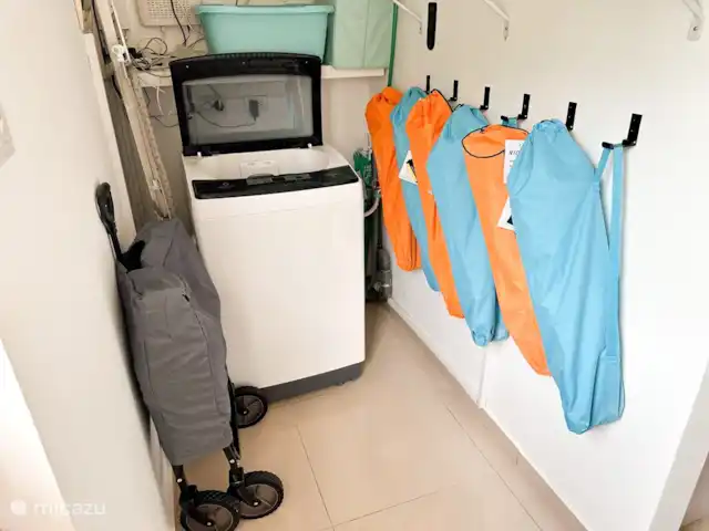 villa en Bonaire, Bonaire, Hato – villa perla Lavadora y cuarto de servicio equipado con sillas de playa para su uso.