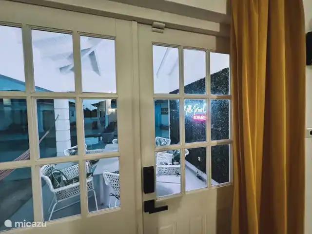 villa en Bonaire, Bonaire, Hato – villa perla Mirando por las puertas al patio desde la sala de estar.