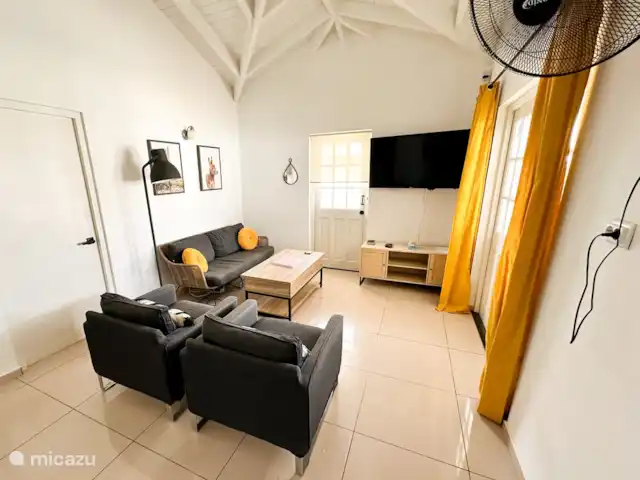 villa en Bonaire, Bonaire, Hato – villa perla Sala de estar con smart tv con Roku, mesa de centro que se eleva hasta convertirse en mesa. Perfecto para una comida rápida o para trabajar de forma remota.