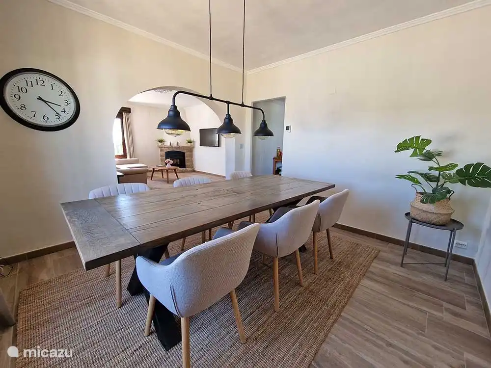 Salle à manger avec grande table et 6 chaises.