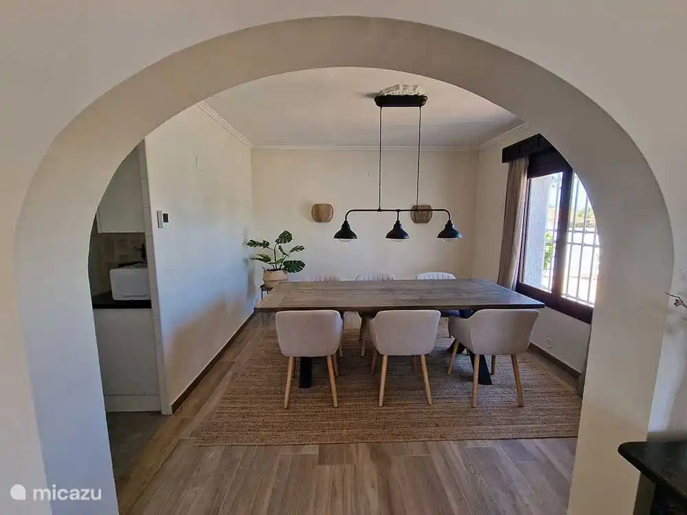 Vue du salon vers la salle à manger.