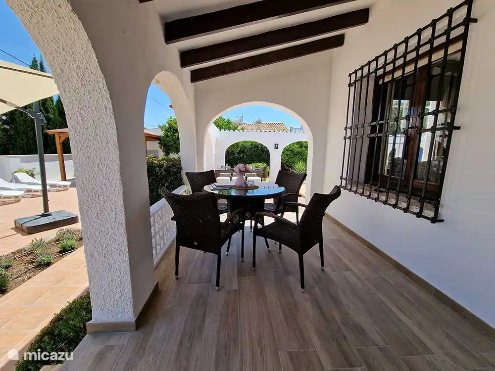 Porche à la porte d'entrée