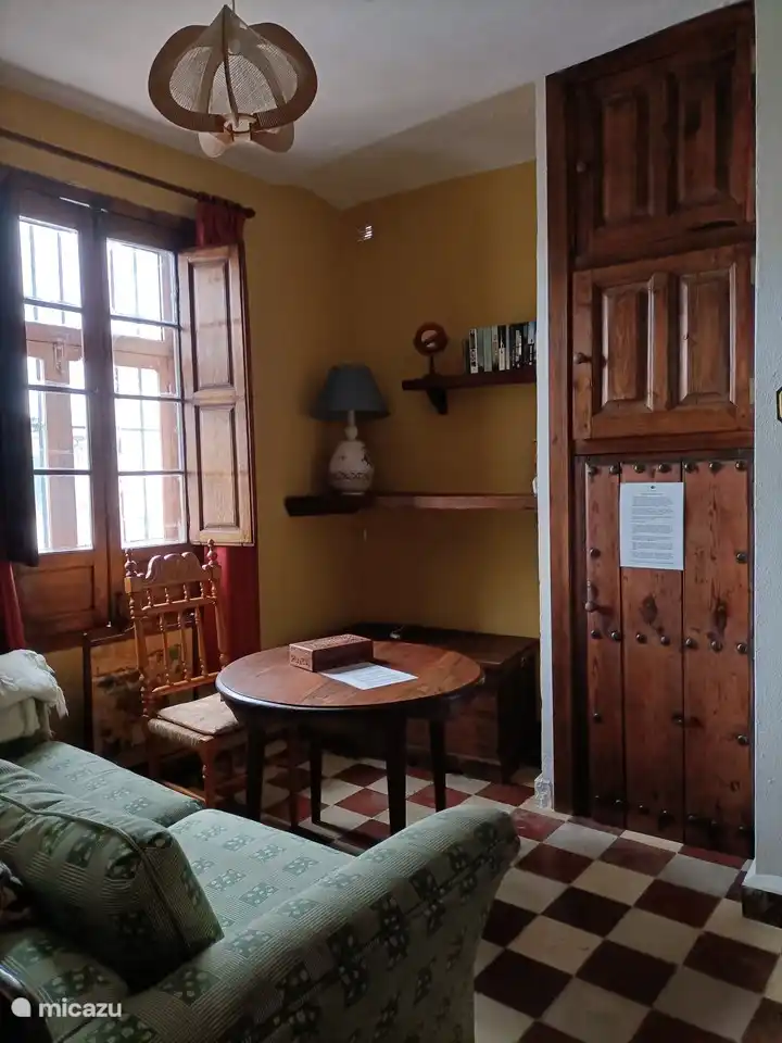 Wohnzimmer mit Schlafsofa und Badezimmer, wodurch ein Schlafzimmer en-suite entsteht