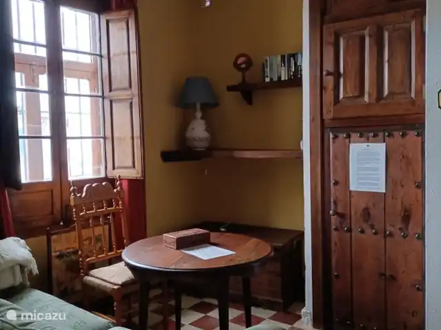 Villa Carlitos en Comares Andalucía en España, Costa del Sol, Comares - casa rural / cabaña Sala de estar con sofá cama y baño que hace de dormitorio en suite