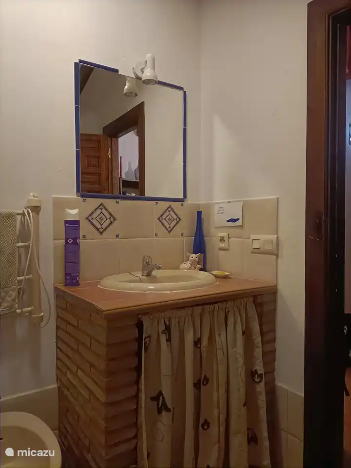 Badezimmer 4: im Obergeschoss, mit Badewanne