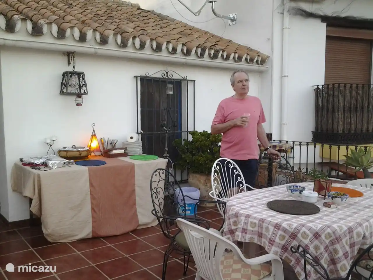Vordere Terrasse mit Blick auf die Straße