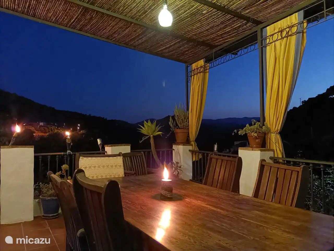 Große hintere Terrasse: tolle Aussicht und perfekt für ausgedehnte Mahlzeiten