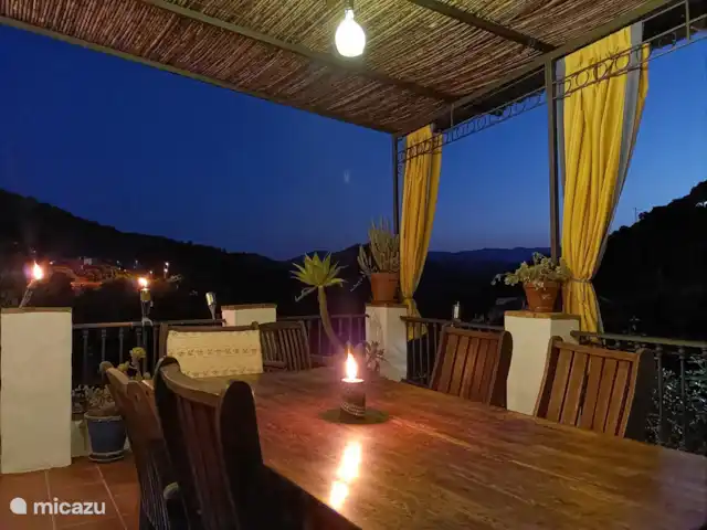 Villa Carlitos en Comares Andalucía en España, Costa del Sol, Comares - casa rural / cabaña Gran terraza trasera: excelentes vistas y perfecta para comidas largas