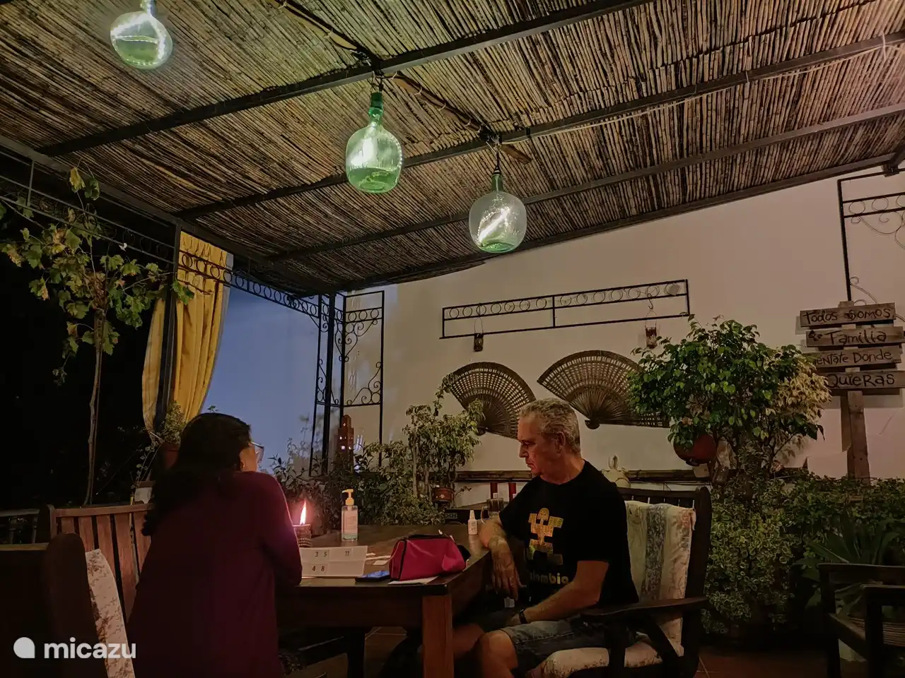 Hintere Terrasse: Rummikub, Schach, Karten, was immer Sie bevorzugen