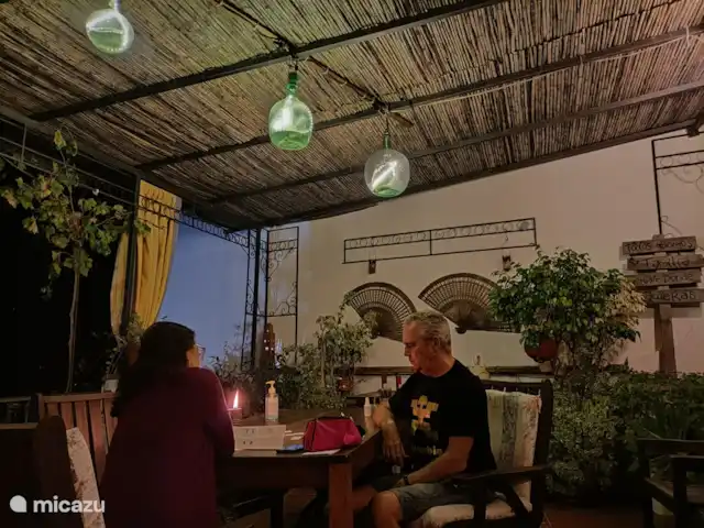 Villa Carlitos en Comares Andalucía en España, Costa del Sol, Comares - casa rural / cabaña Terraza trasera: Rummikub, ajedrez, cartas lo que prefieras