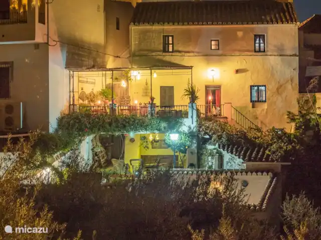 Villa Carlitos en Comares Andalucía en España, Costa del Sol, Comares - casa rural / cabaña Vista trasera de terrazas llenas de plantas con flores.