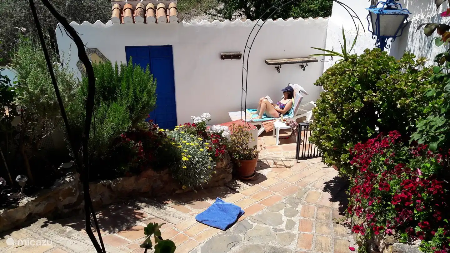 Genießen Sie die Sonne und den Duft der Blumen