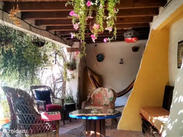 Villa Carlitos en Comares Andalucía en España, Costa del Sol, Comares - casa rural / cabaña La terraza sombreada con hamaca y muebles de caña real.