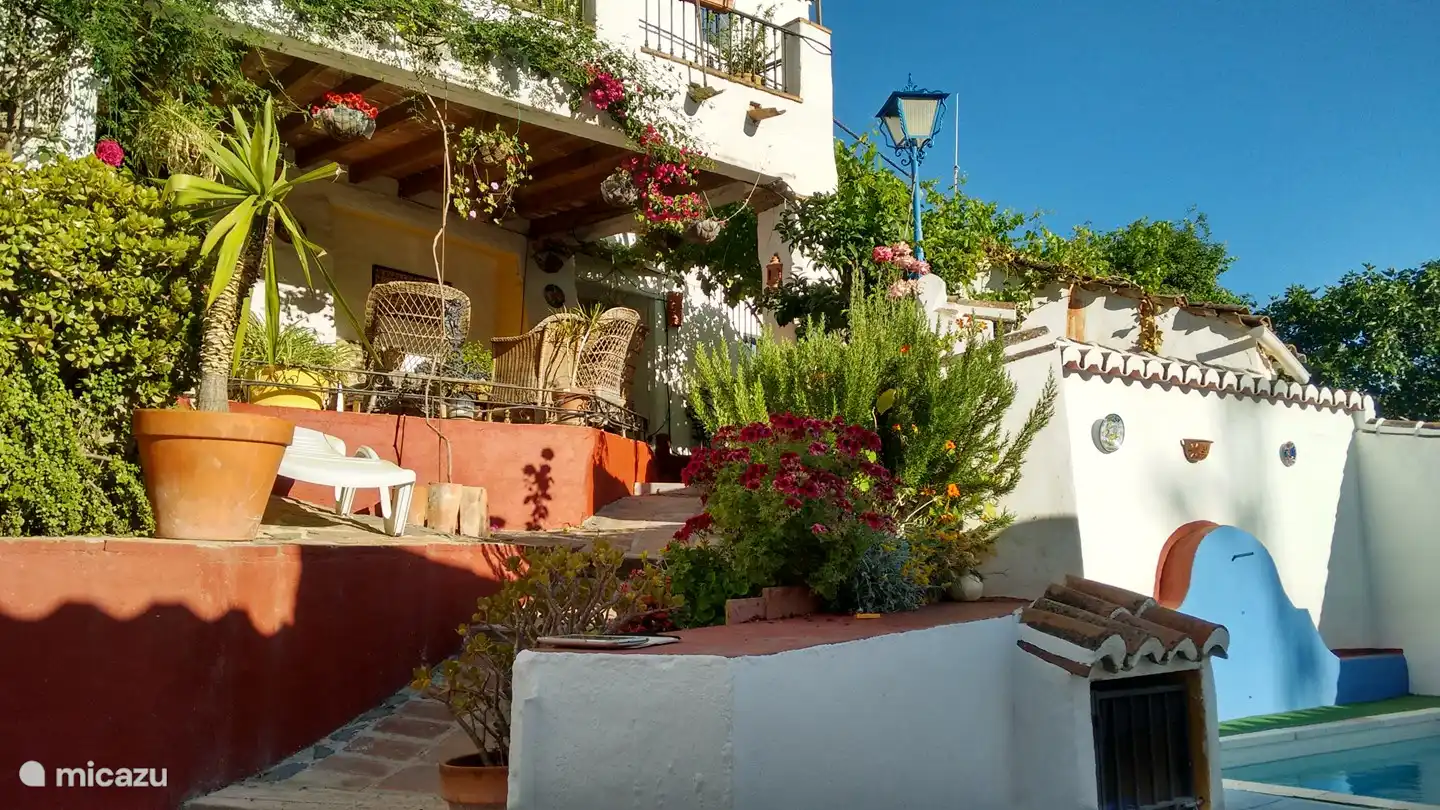 Terrassen führen hinunter zum Pool