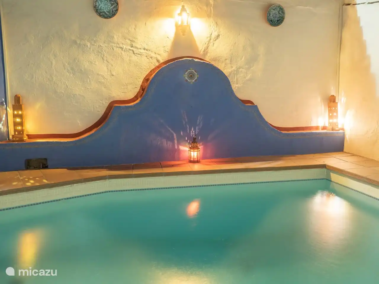 Romantisch beleuchteter Pool