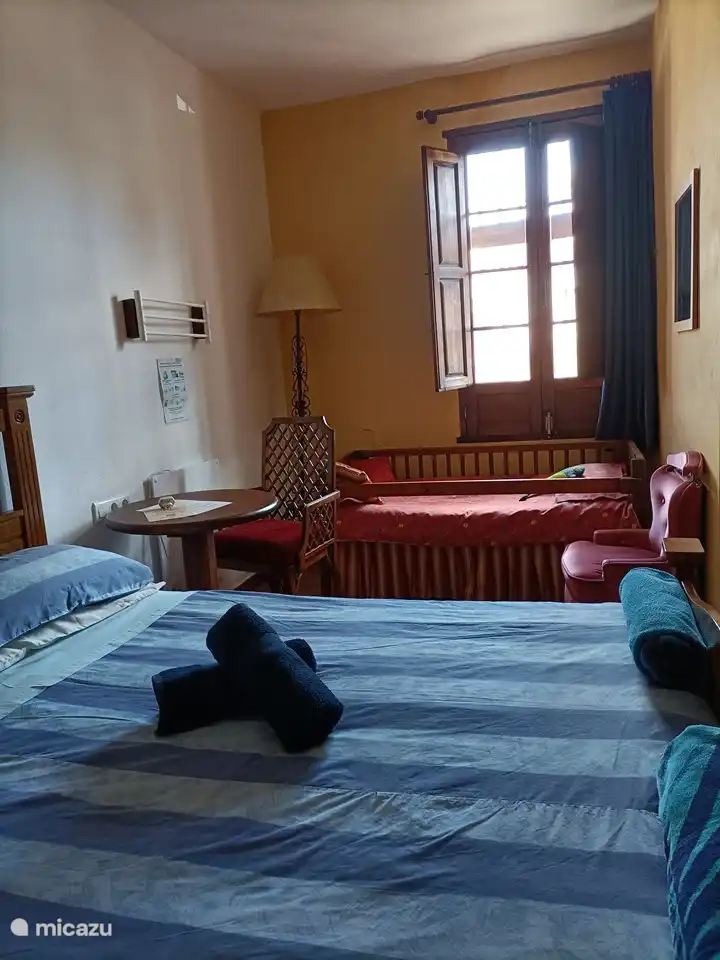 Familienzimmer mit eigenem Bad: Doppelbett und kleines Kinderbett