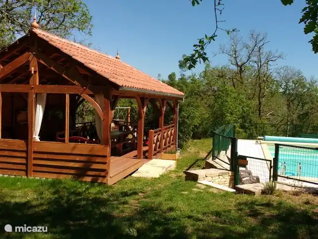 La dama blanca en Francia, Lot, Lavercantière - casa rural / cabaña terraza de la piscina