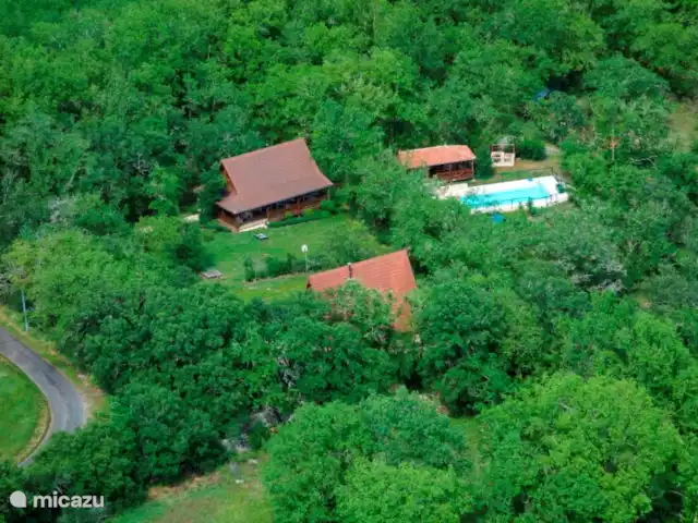 La dama blanca en Francia, Lot, Lavercantière - casa rural / cabaña Foto aérea 'Le bois de Barthes'
