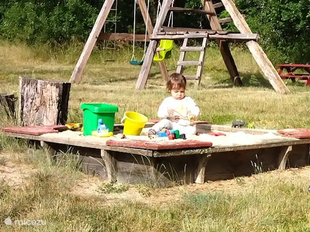La dama blanca en Francia, Lot, Lavercantière - casa rural / cabaña Zona de juegos con juguetes, arenero, columpios y casa forestal