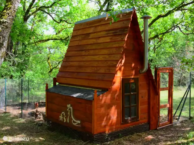 La dama blanca en Francia, Lot, Lavercantière - casa rural / cabaña Las gallinas también tienen una bonita casa.