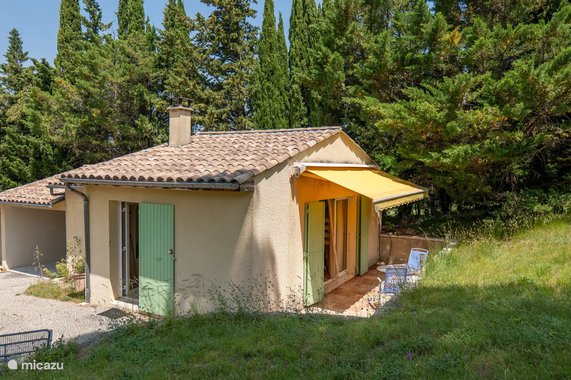 Un gité détaché, possiblement à louer en supplément. Ne sera pas loué séparément.