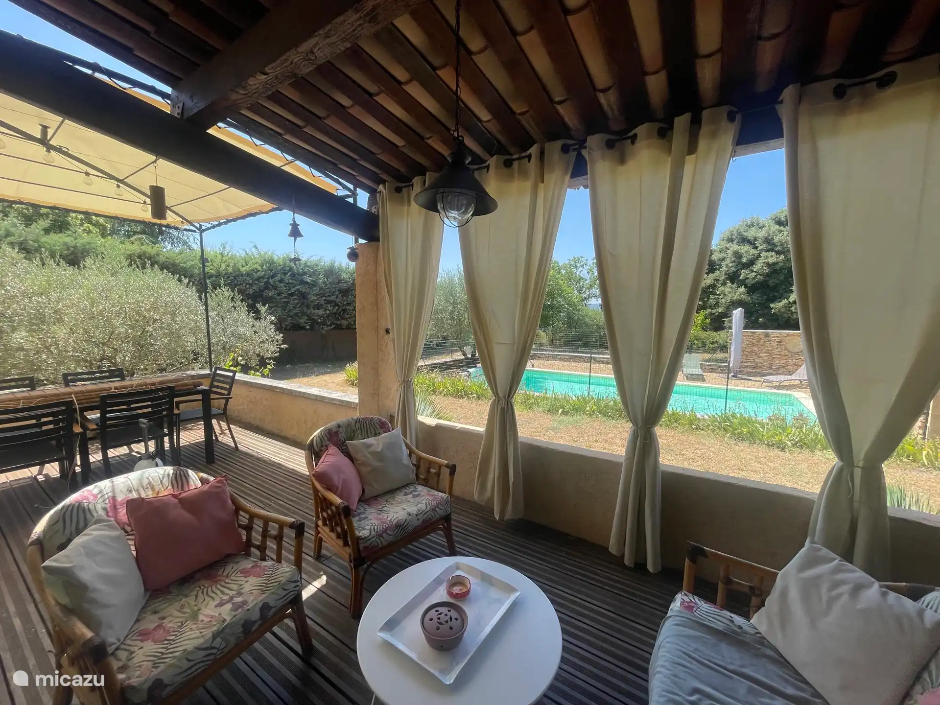 Südwestlich ausgerichtete Terrasse mit Blick auf das Schwimmbecken