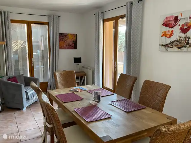 villa huren in Frankrijk, Vaucluse, Saint-Saturnin-lès-Apt – L'EDEN eetkamer met toegang tot terrassen op het zuiden en westen