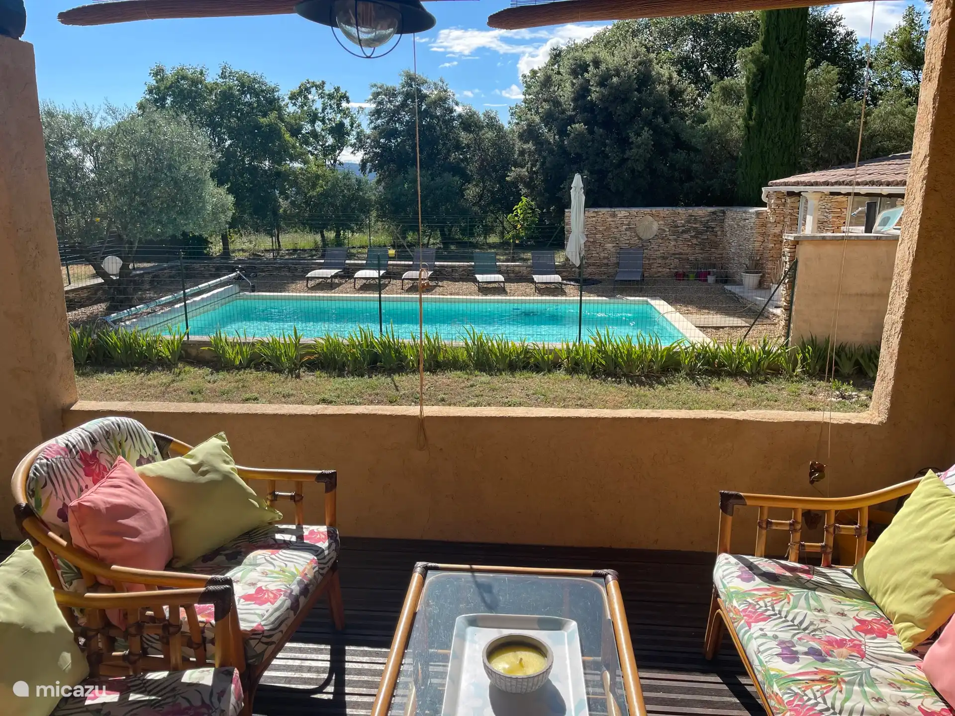 Terraza orientada al oeste con muebles de jard&#237;n