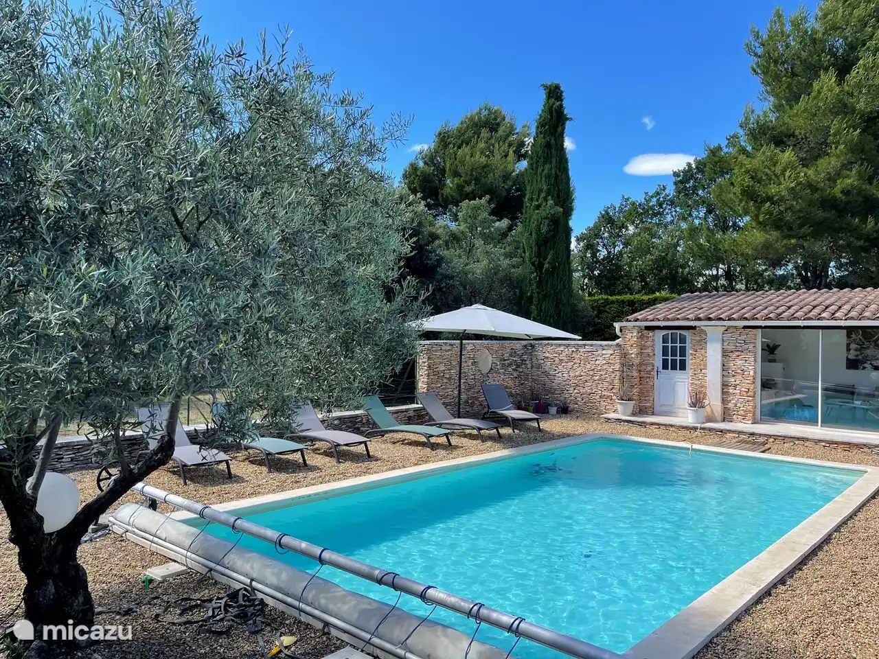 Piscina privada (9 m x 4,5 m) y casa de piscina, sin vistas 