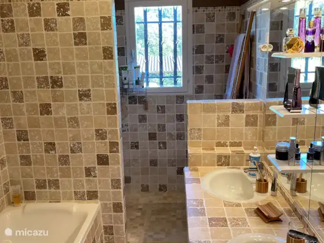 villa huren in Frankrijk, Vaucluse, Saint-Saturnin-lès-Apt – L'EDEN badkamer met ligbad en inloopdouche + dubbele lavabo's