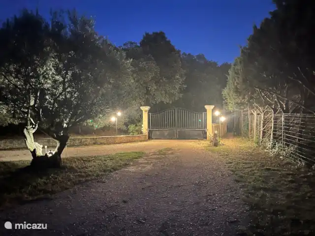 villa huren in Frankrijk, Vaucluse, Saint-Saturnin-lès-Apt – L'EDEN Verlicht portaal