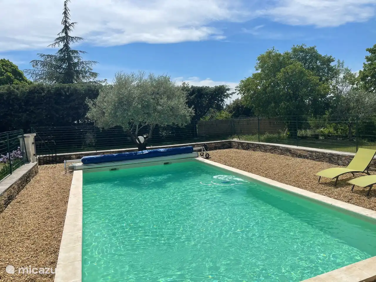 Piscina de 9m x 4,5m orientada al suroeste
