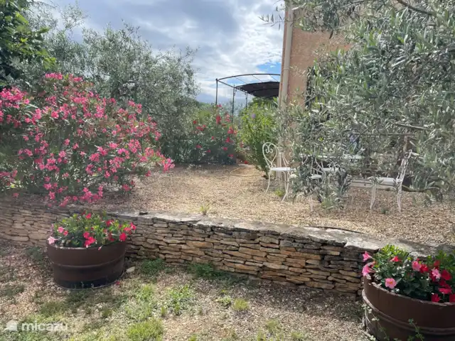villa huren in Frankrijk, Vaucluse, Saint-Saturnin-lès-Apt – L'EDEN olijfbomen, oleanders en andere lokale soorten