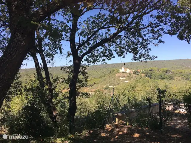 villa huren in Frankrijk, Vaucluse, Saint-Saturnin-lès-Apt – L'EDEN uitzicht op het bos, kleine kerk van Croagnes