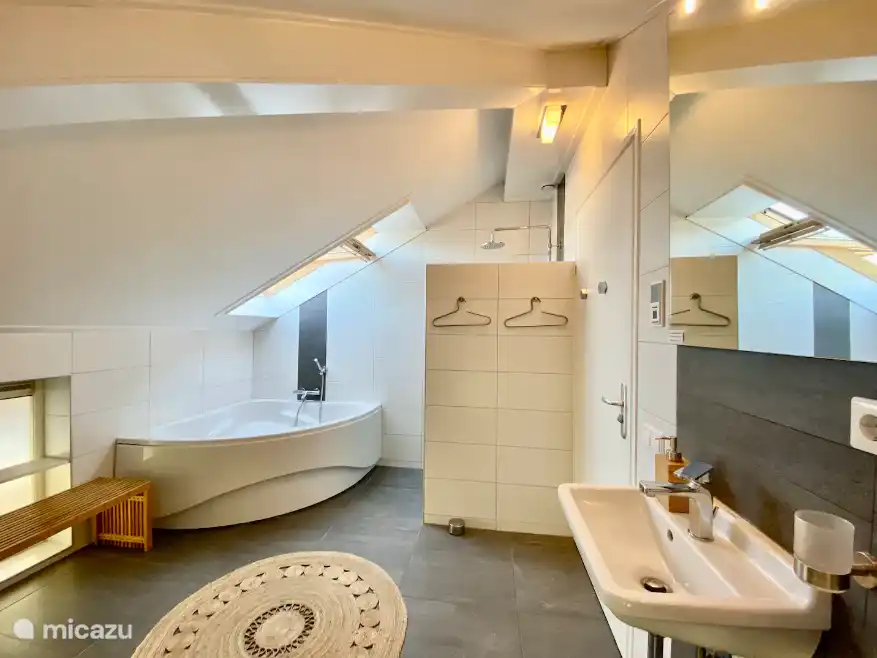 Größeres Badezimmer im Obergeschoss