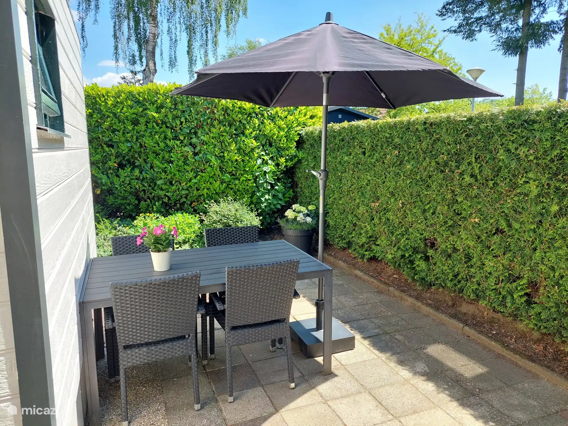 Fijne tuinset met parasol