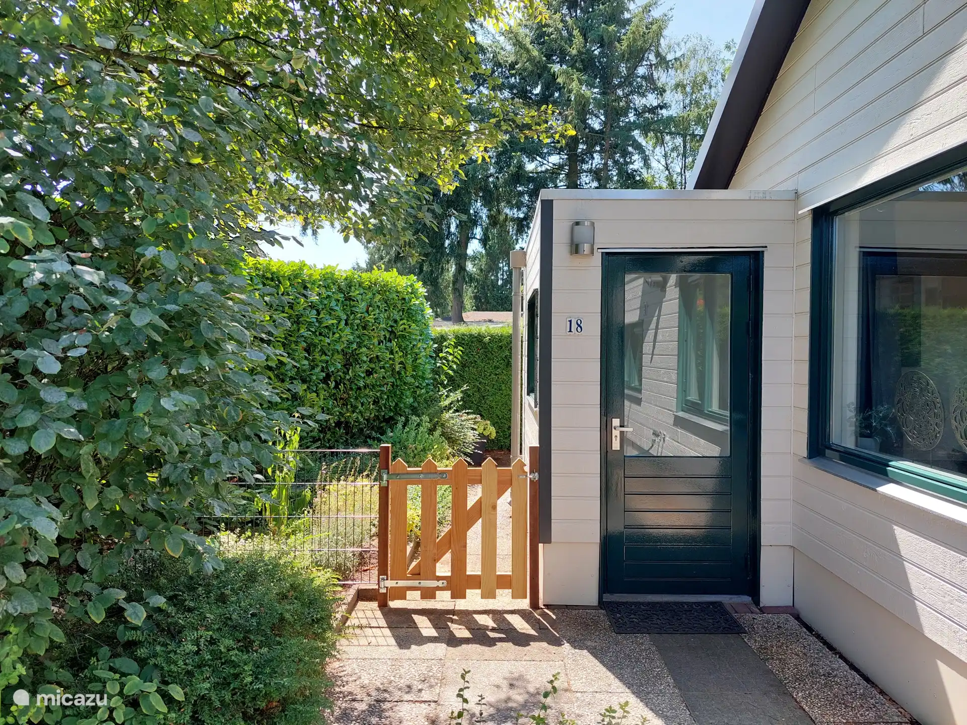 Jardin/terrasse entièrement clôturée.