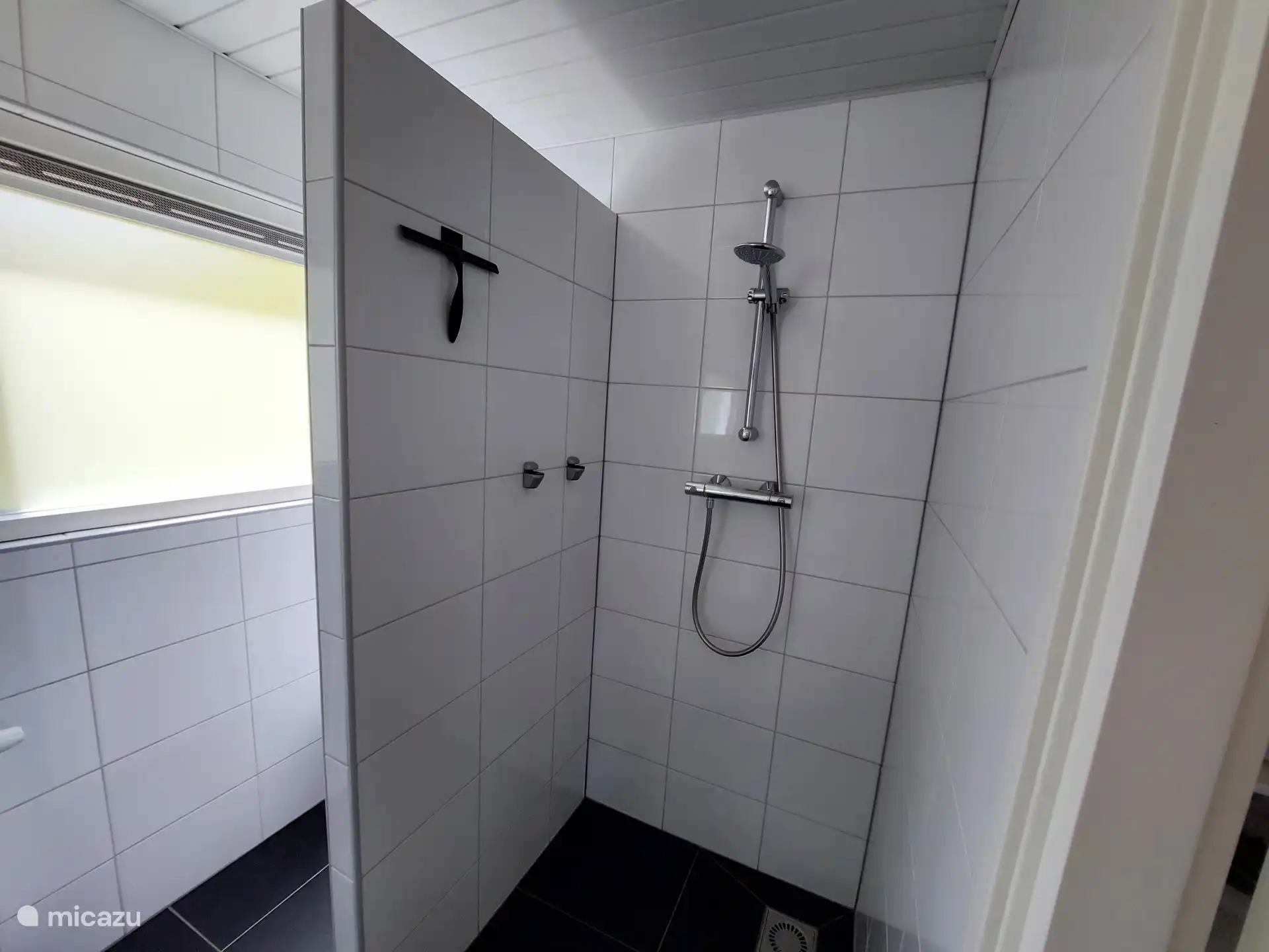 Ruime badkamer met inloop douche